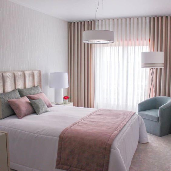 Тут мы оформили спальню для клиента! Подготовили шторы, наволочки серые и розовые , и такое саше на кровать! Все выполненно из очень крависой ткани софт! В реальной жизни все смотриться просто великолепно, ну а мы любуемся результатом на фото и прекрасным отзывом от клиента!