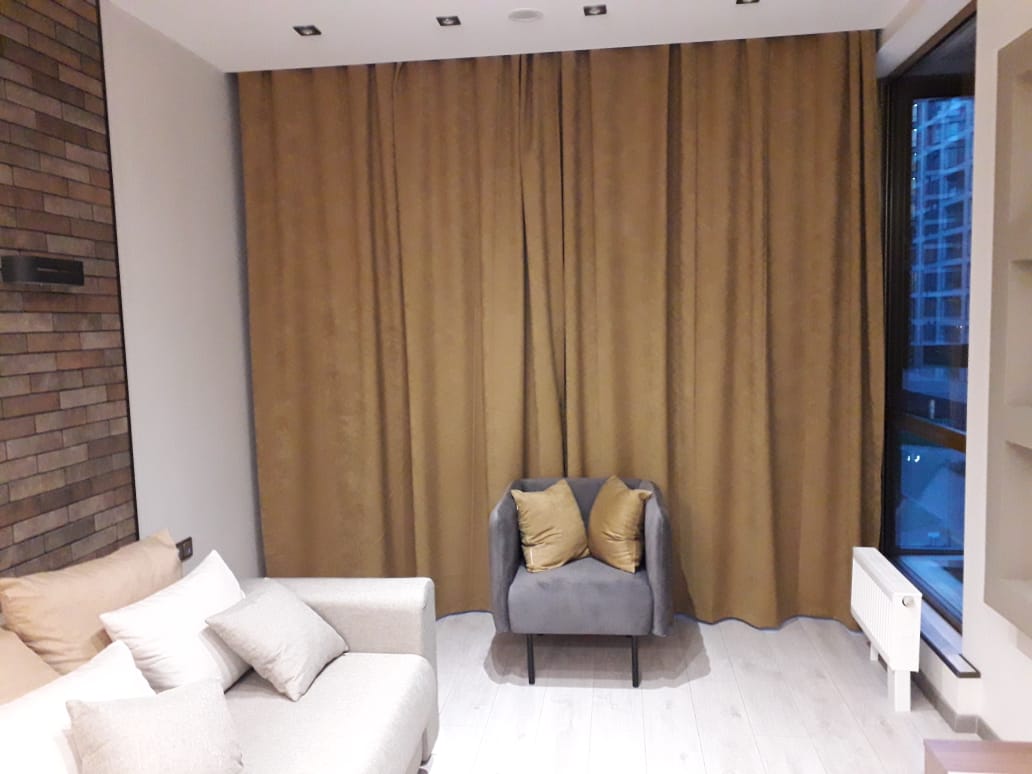 Под интерьер выбирали теплые оттенки, клиент сместе с нашим дизанером смогли подобрать именно тот оттенок который будет прекрасно дополнять интерьер не перегружая его. Получилось красиво!  Ну а наволочки для подушек от нас подарок!