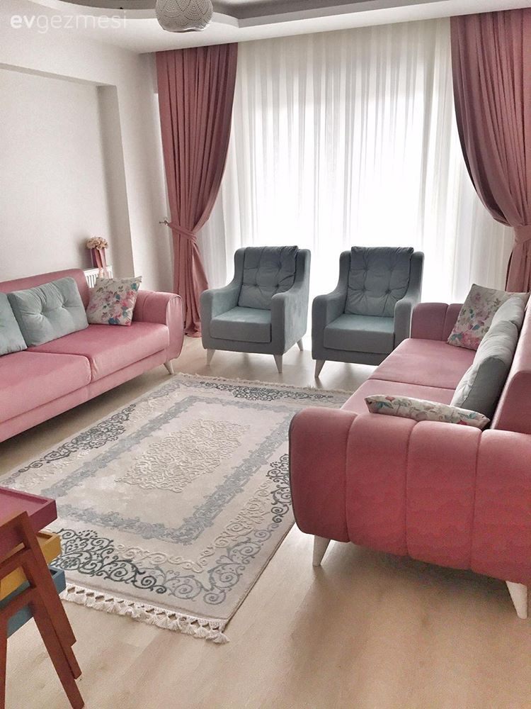 Вот такие красивые розовые шторы мы сделали для нашего Клиента. Клиент никак не мог определиться с цветом штор, выбирал между розовым и серым. Но мы нашли оптимальное решение, розовые шторы и серые подушки на диван. И вот такой замечательный результат! 