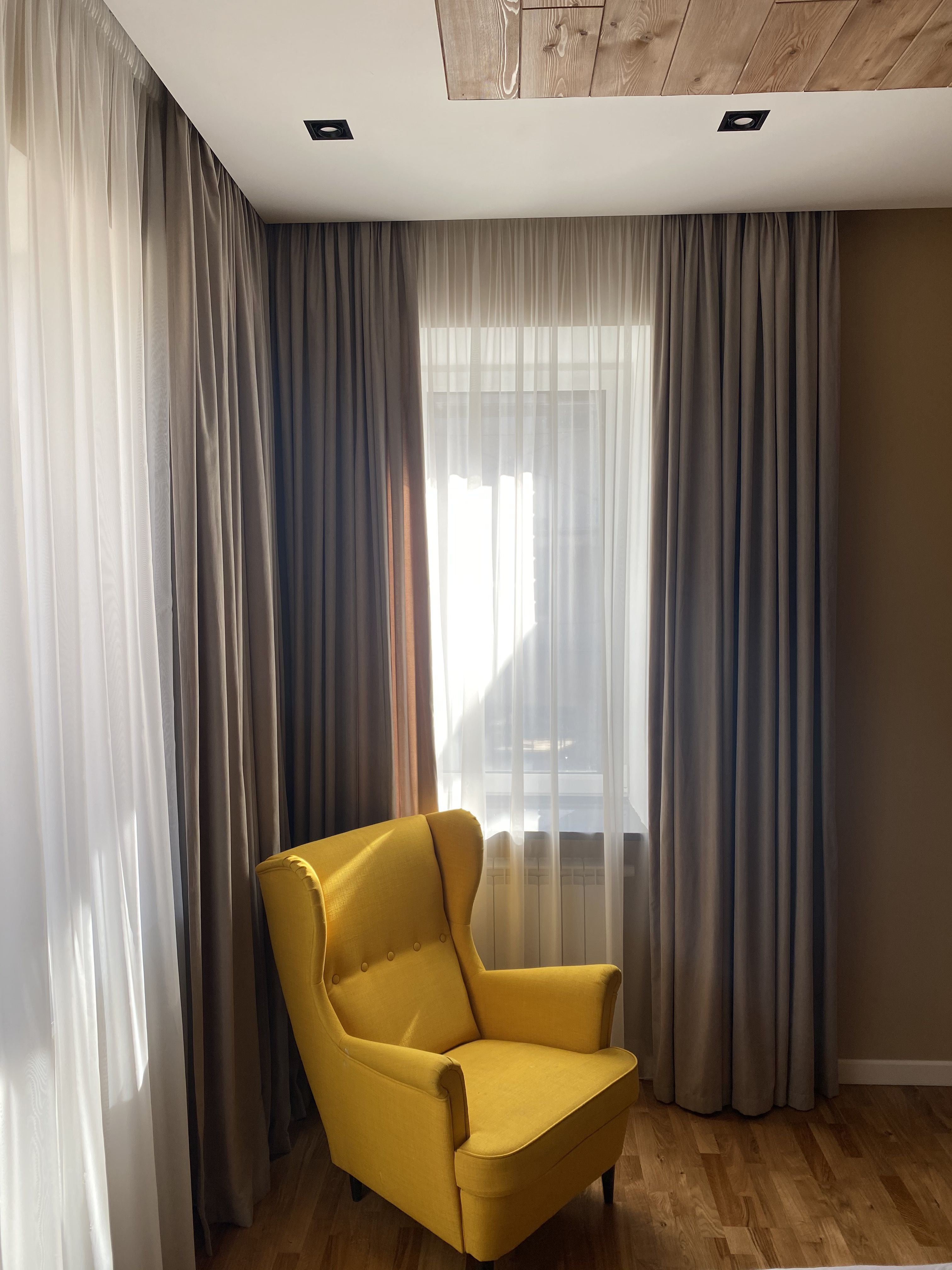 Наши клиенты, самые лучшие! Вот такое фото прислала нам наша клиентка с комментарием "Шторы просто идеально вписались в интерьер, два оттенка како и бежевого блэкаута выбирали по каталогу, получилось здорово, а мое любимое желтое кресло я купила по позже))" 