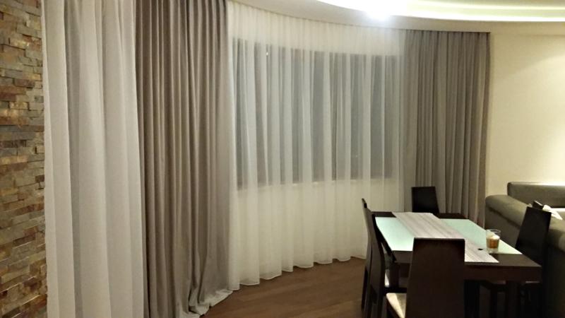 Сдержанные класические тона всегда в моде, и с ними всегда легко обыграть любые другие цвета!  Вот такие класические шторы и карнизы мы подготовили, установили и развесили шторы! Клиенту нравиться, а мы рады стараться!